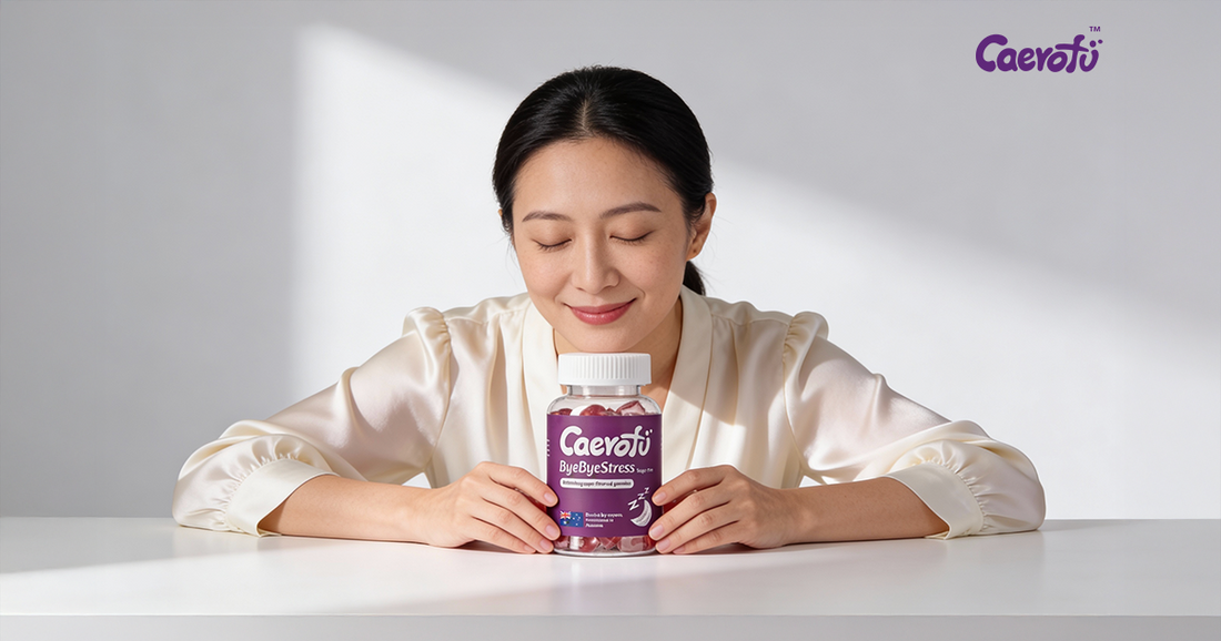 一位状态平稳、自信微笑的亚洲女性，双手放在桌上轻握 Caerofu ByeByeStress，象征睡眠恢复后的稳定与长期状态