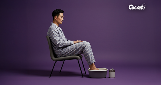 夜晚紫色背景中，一名亚洲男性坐在椅子上泡脚，穿着睡衣，呈现睡前安静放松、为深度休息与睡眠做准备的状态